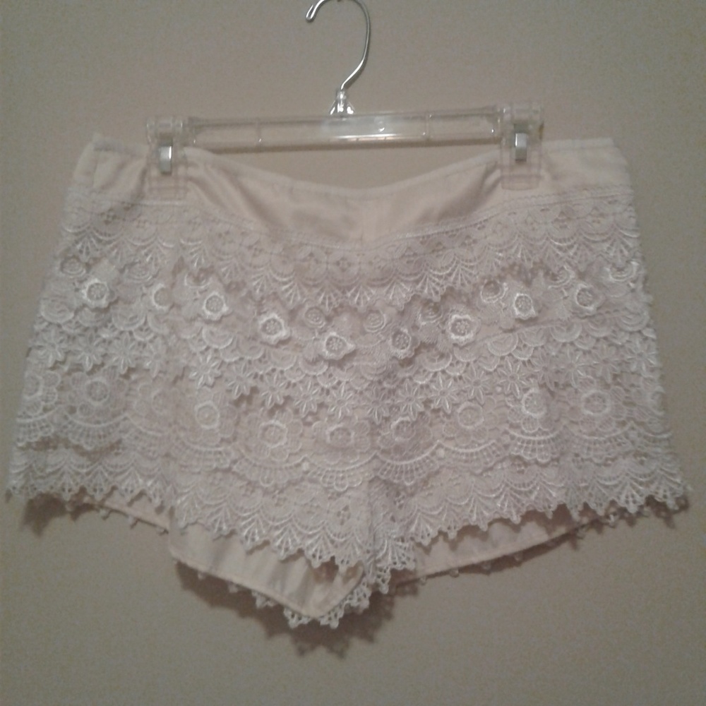 Sans Souci | Ivory lace shorts size Large